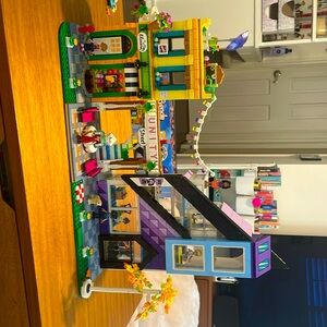 Downtown Flower and Design Store Lego includes all pieces, instructions and box.